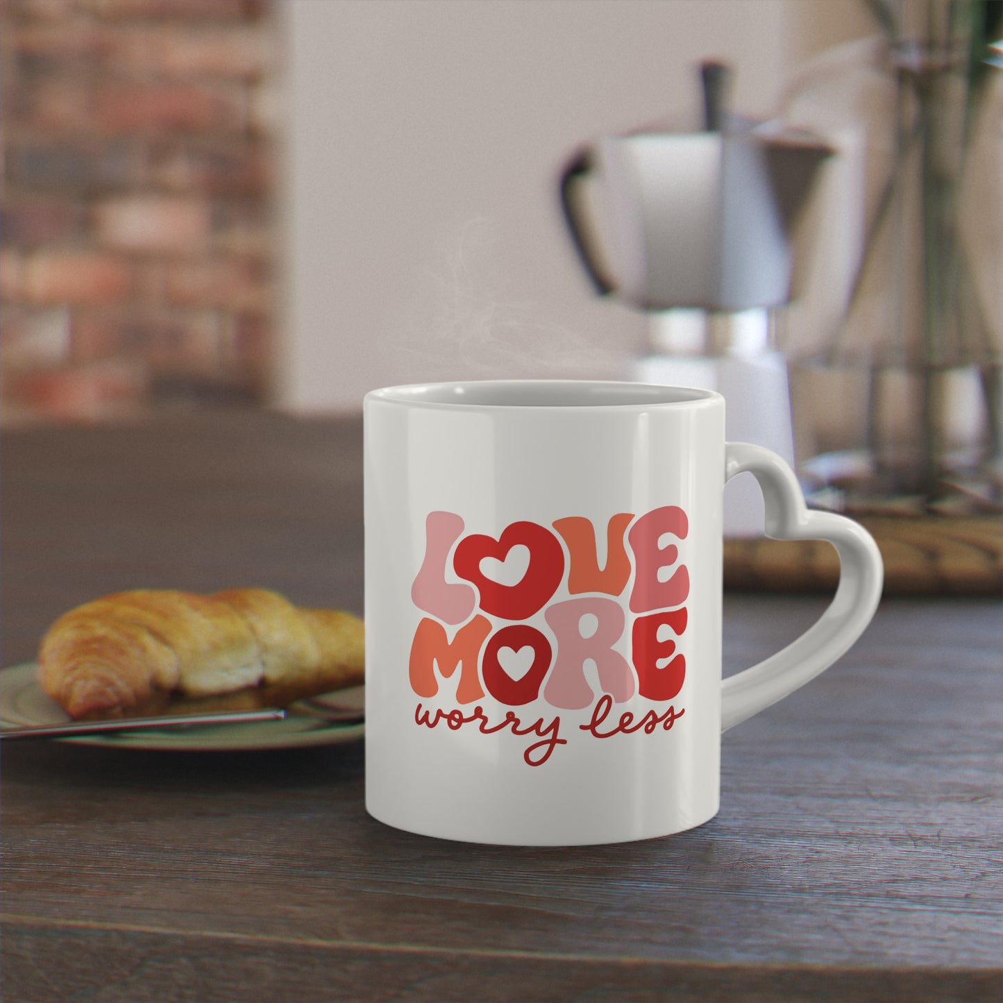 Taza con Asa de Corazón — “Ama Más, Preocúpate Menos” | Taza de Café de Cerámica Estilo Retro