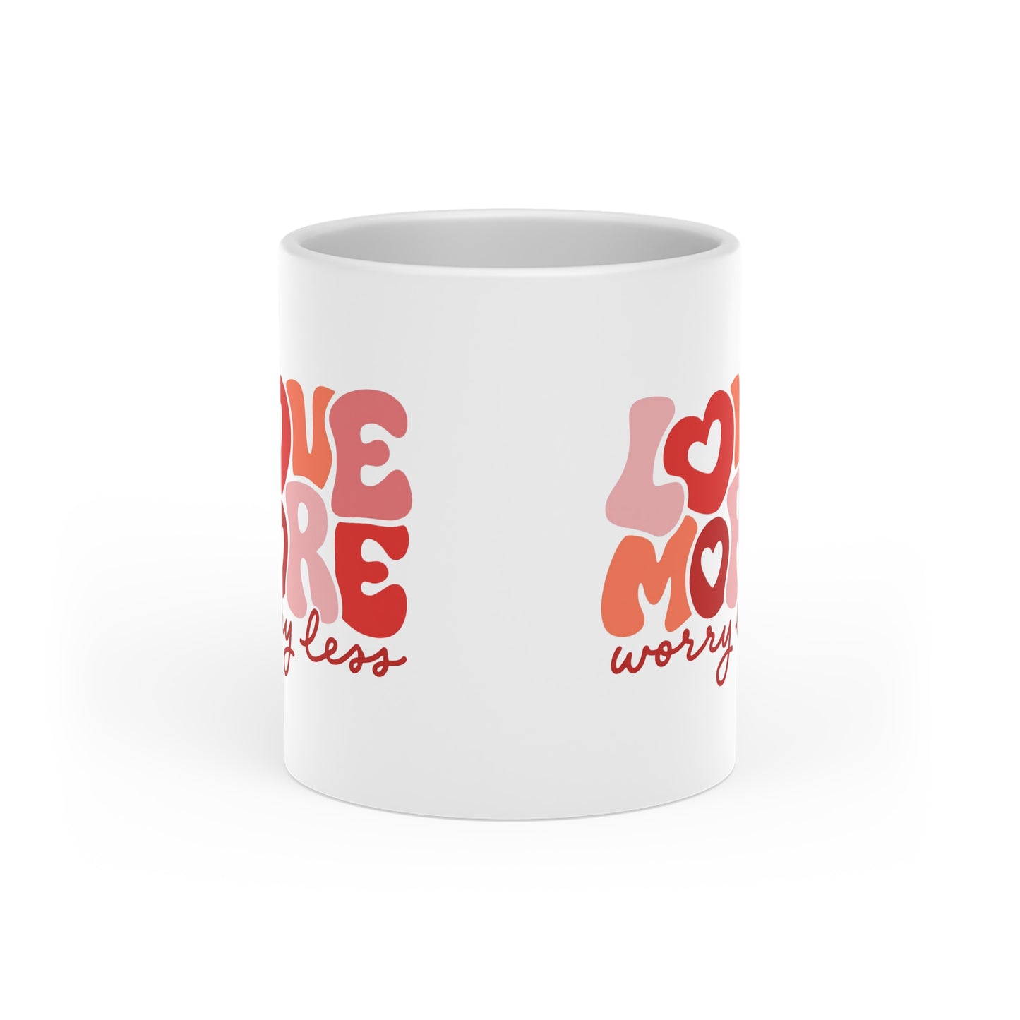 Taza con Asa de Corazón — “Ama Más, Preocúpate Menos” | Taza de Café de Cerámica Estilo Retro