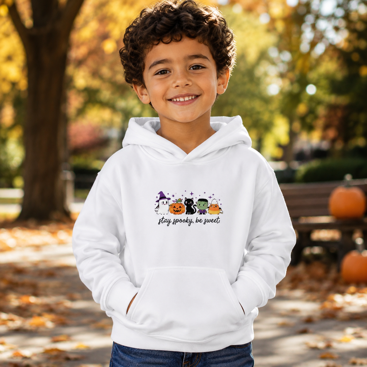 Sudadera Infantil de Halloween — “Sigue Espeluznante, Sé Dulce” con Fantasmas y Calabazas
