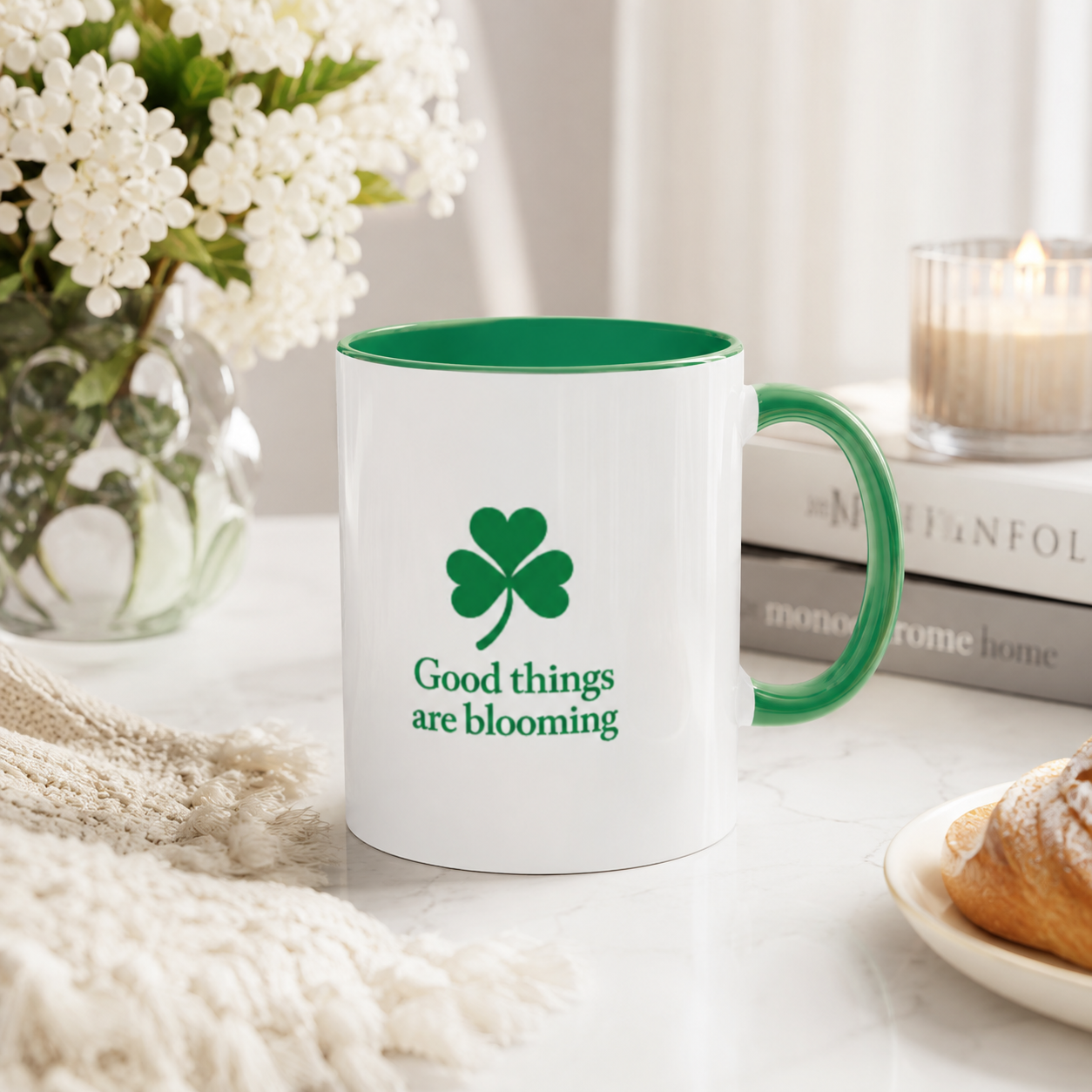 Taza con Trébol “Good Things Are Blooming” — Diseño Positivo de 11 oz con Dos Tonos