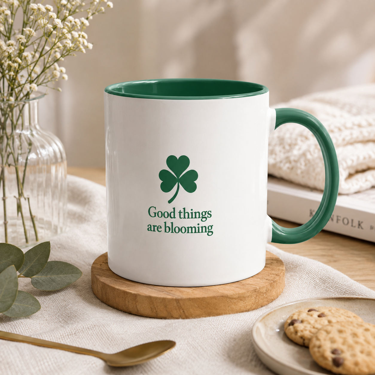 Taza con Trébol “Good Things Are Blooming” — Diseño Positivo de 11 oz con Dos Tonos