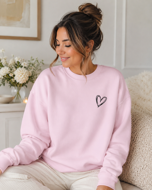 Sudadera de Cuello Redondo con Corazón Dibujado — Diseño Minimalista y Romántico