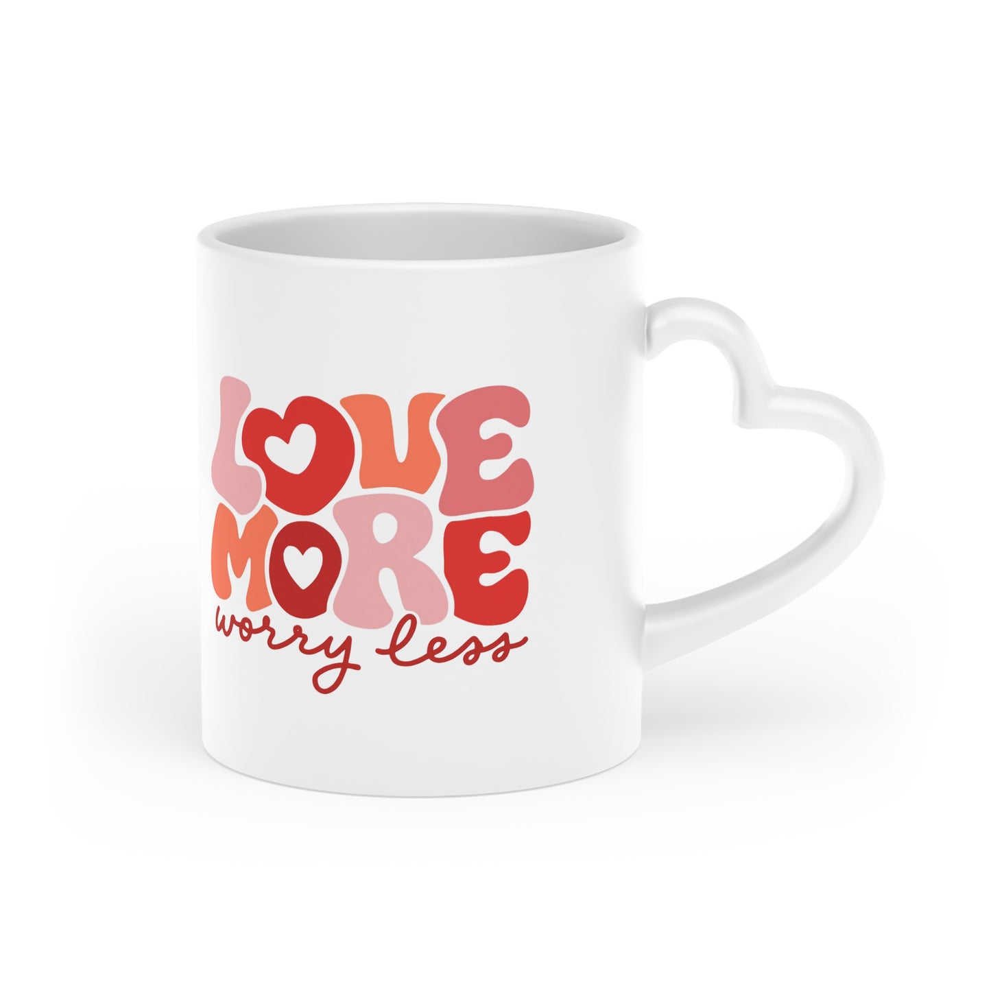 Taza con Asa de Corazón — “Ama Más, Preocúpate Menos” | Taza de Café de Cerámica Estilo Retro