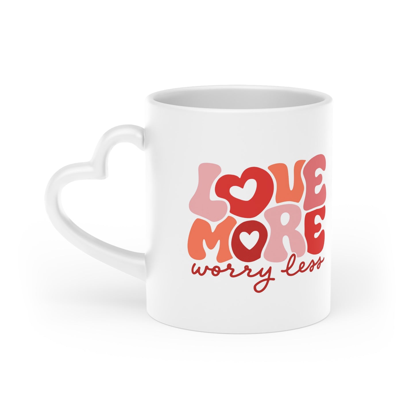 Taza con Asa de Corazón — “Ama Más, Preocúpate Menos” | Taza de Café de Cerámica Estilo Retro